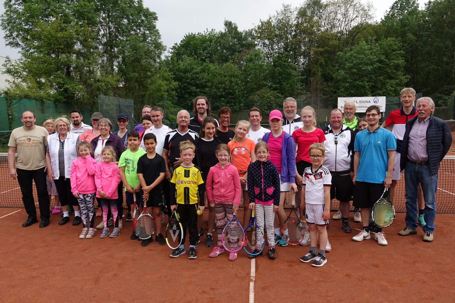 Gruppenfoto Saisoneröffnung SV Menden Tennis